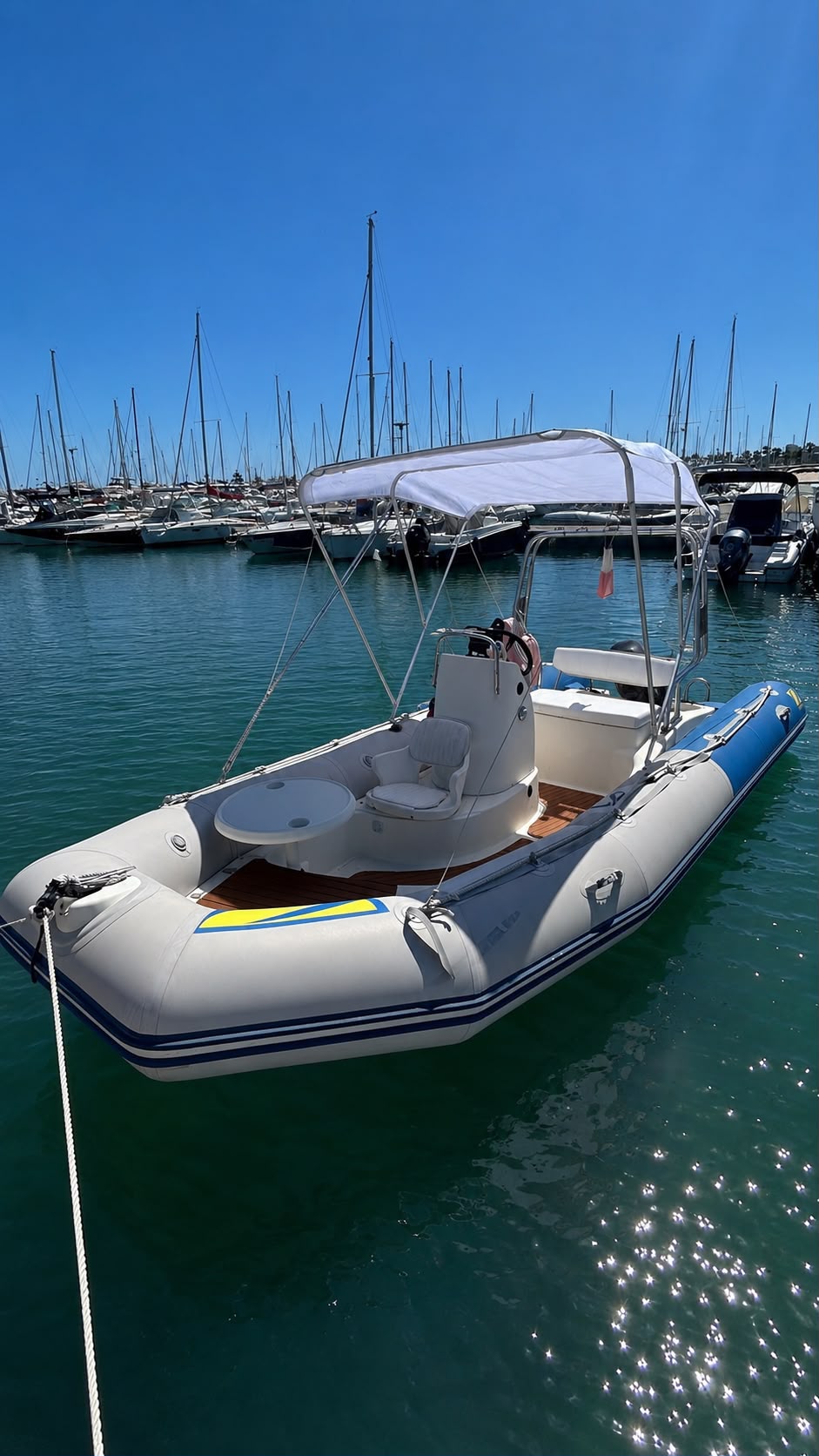 Le semi-rigide amarré à Port Camille Rayon