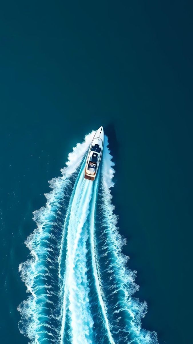 Bateau sur la Méditerranée près d'Antibes