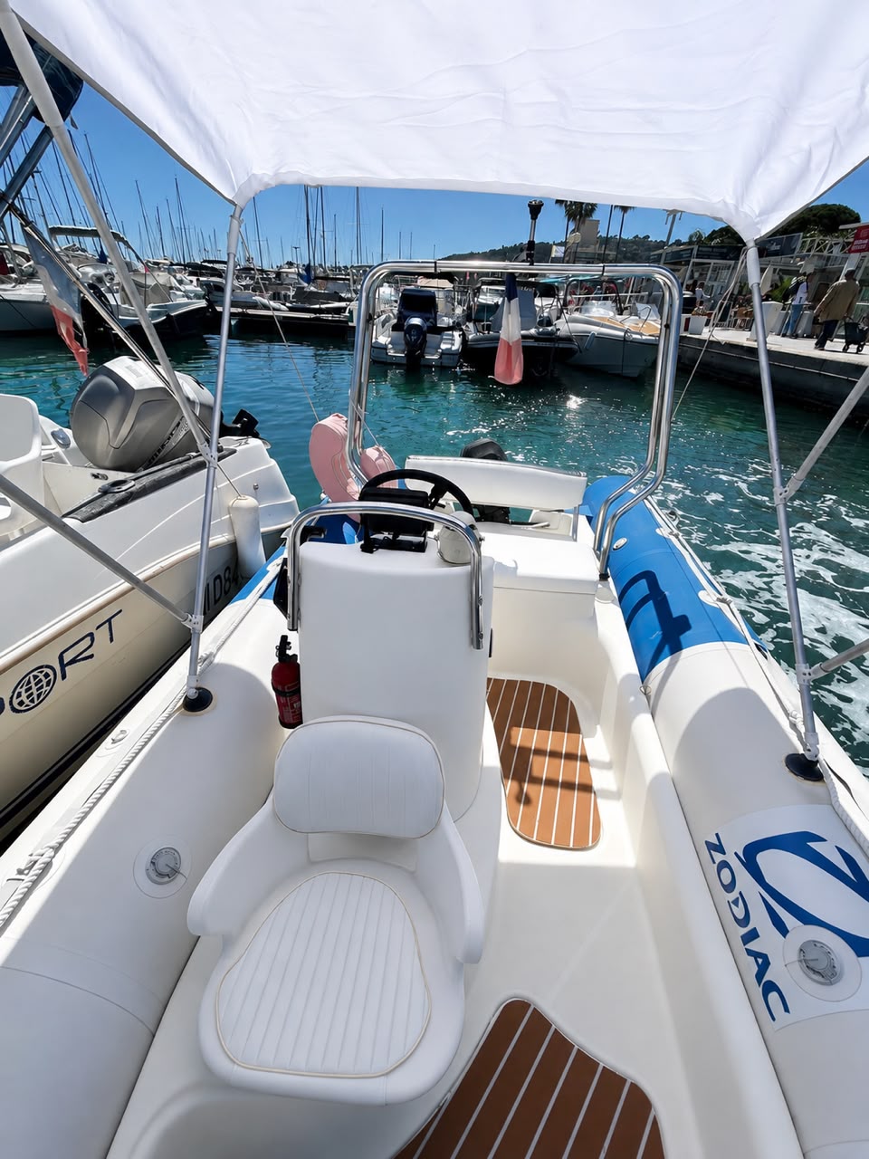 Le Zodiac semi-rigide au port